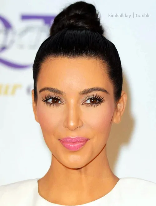 Học hỏi bí kiếp trang điểm ấn tượng của Kim Kardashian Học hỏi bí kiếp trang điểm ấn tượng của Kim Kardashian