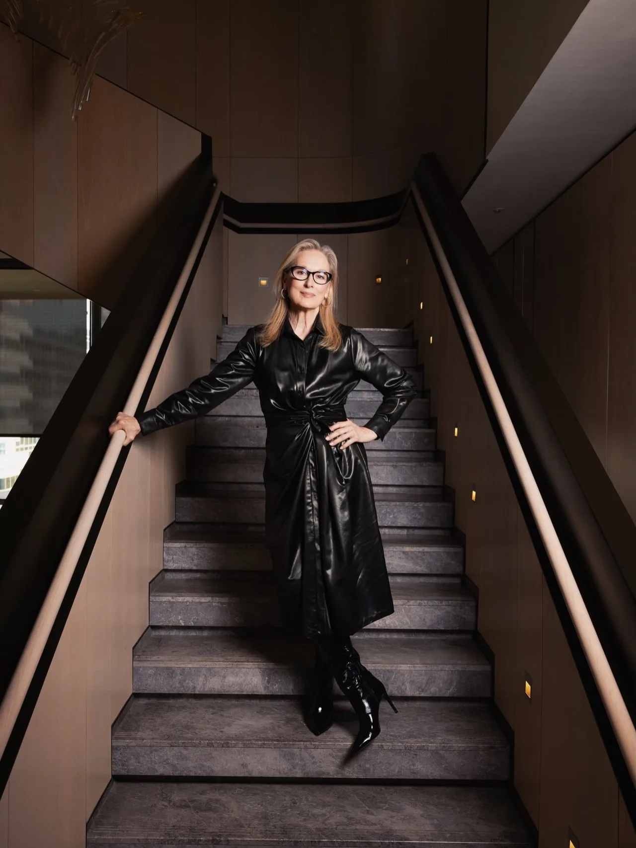 meryl streep khi quảng bá the devil wears prada 2 tại seoul, hàn quốc, diện thiết kế CONG TRI từ lụa lãnh mỹ a