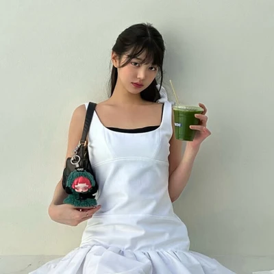 Jang Won Young mang đầm trắng và cầm ly nước