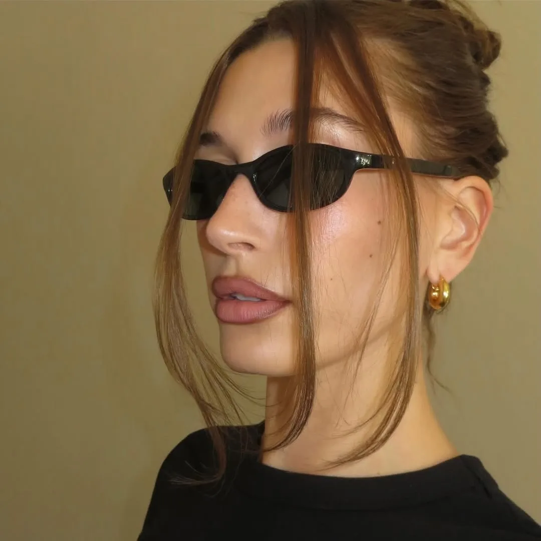 Hình ảnh Hailey Bieber để minh họa cho khả năng mang lại lớp makeup tự nhiên của sản phẩm trang điểm dạng thỏi.