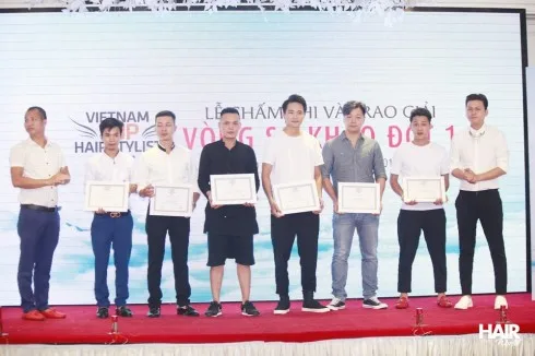 Cố vấn – NTM Vũ Văn Lực (Salon Minh Đức) và Cố vấn – NTM Lê Quang Linh (Salon Ninh Seoul) trao bằng chứng nhận cho Top 6 Vòng Sơ khảo đợt 1 gồm các thí sinh (từ trái qua phải): Vũ Văn Chiến, Nguyễn Hoàng Tuân, Đồng Tuấn Anh, Nguyễn Đại Dương, Đỗ Mạnh Tưởng và Vũ Ngọc Tuyền
