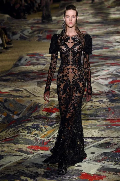 Thiết kế váy ren đen từ BST Xuân-Hè 2017 của Alexander McQueen