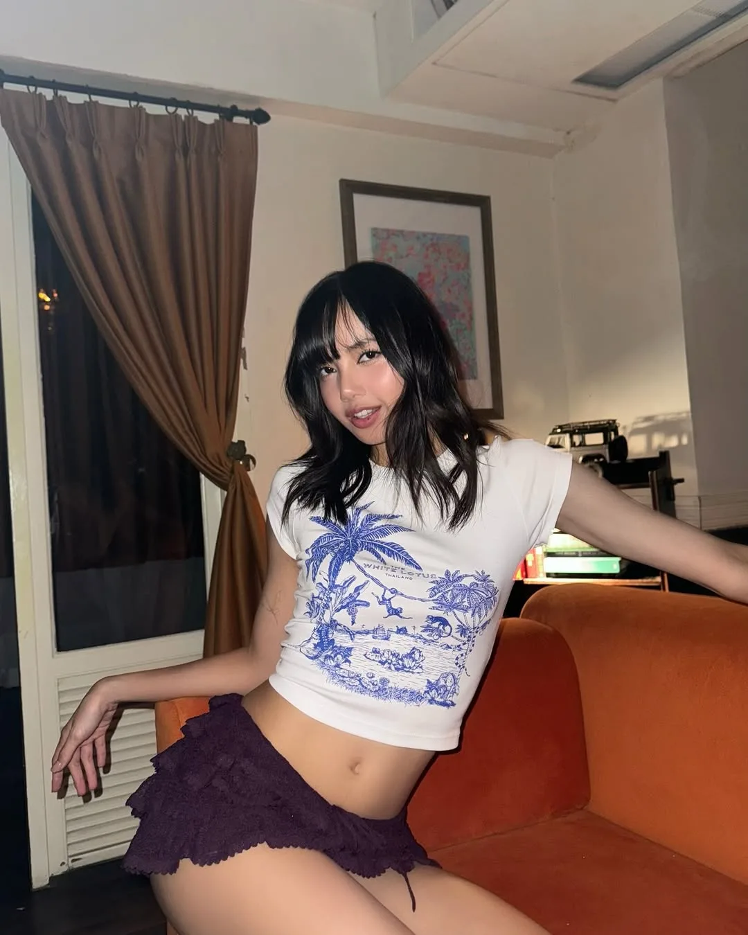 lalalalisa_m diện áo phông