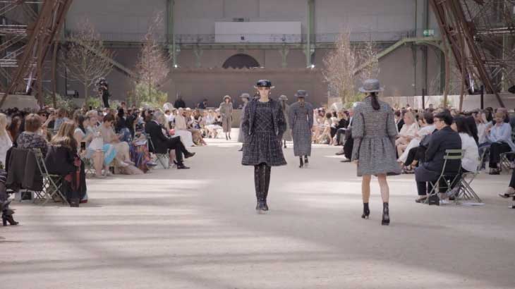 Karl Lagerfeld đưa người xem lạc về nước Paris thế kỉ 20