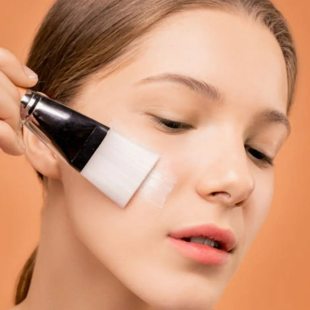 người mẫu ngoại quốc đang sử dụng cọ để peel da