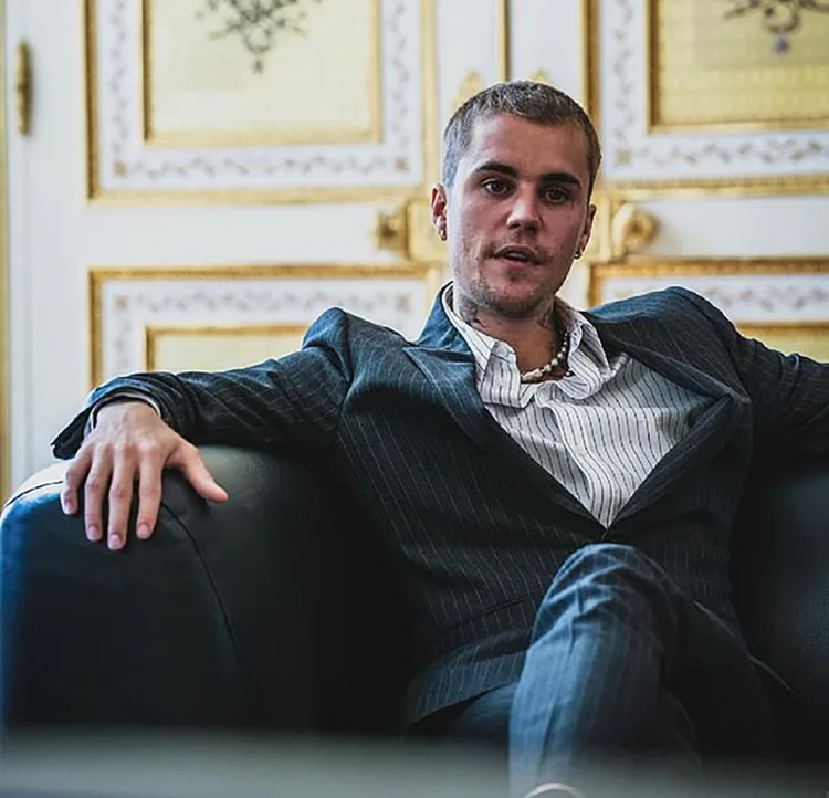 Justin mặc suit đen