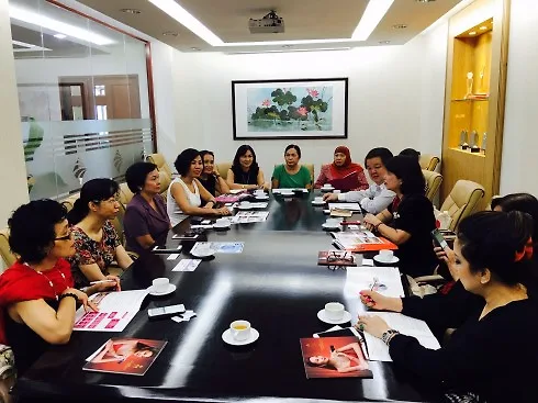 Hai bên đã trao đổi tình hình hoạt động của IWFCI quốc tế và của HAWEE.
