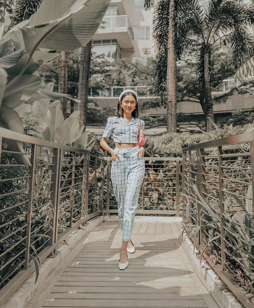 camileco mặc set quần caro và áo crop top màu xanh
