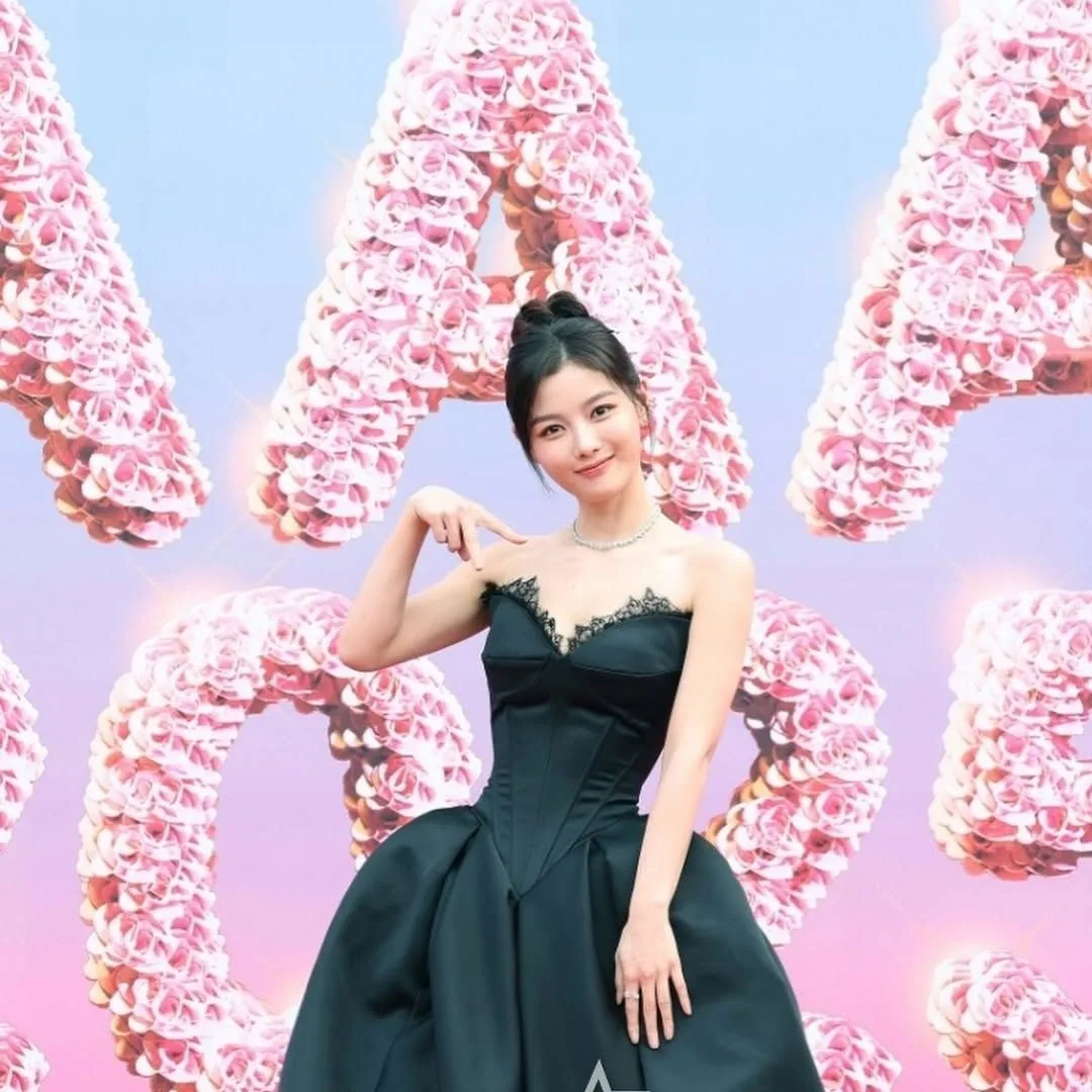Kim Yoo Jung xuất hiện rạng rỡ tại sự kiện AAA 2025