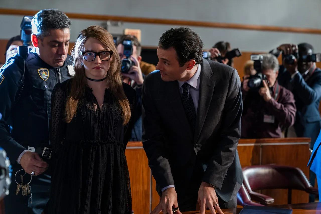 ý nghĩa chiếc kính mắt của anna delvey