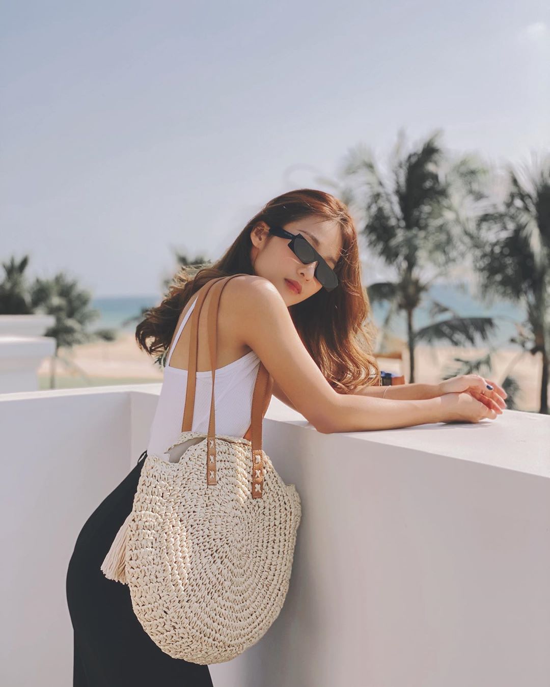 Khả Ngân đeo kính thời trang hình chữ nhật màu đen
