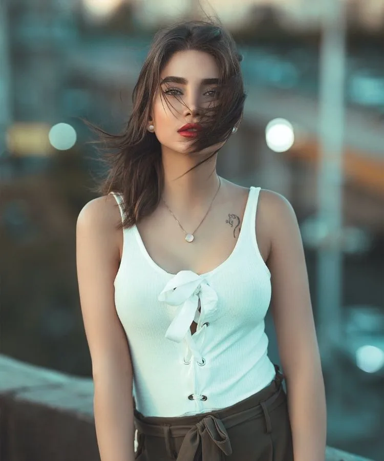 vo-cam-co-gai-ao-trang-mau-xanh-duong-750x900