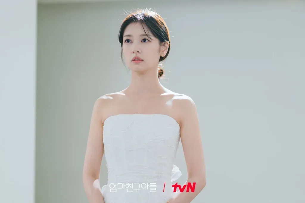 Một chiếc đầm cúp ngực vải cotton Jung So-min trong “Would You Marry Me?”