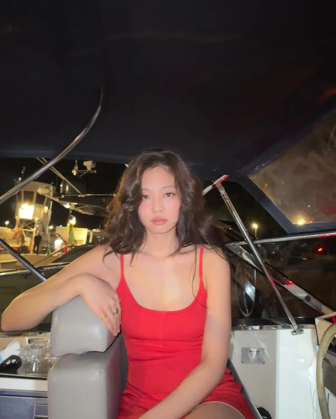 jennie blackpink váy màu đỏ