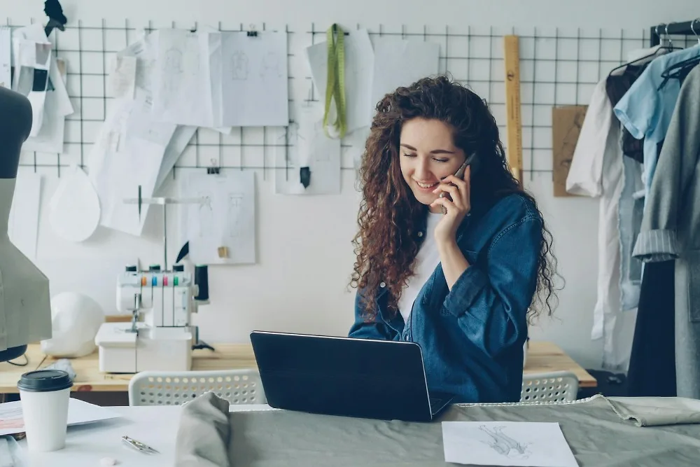 Cô gái gọi điện bán hàng online tại nhà