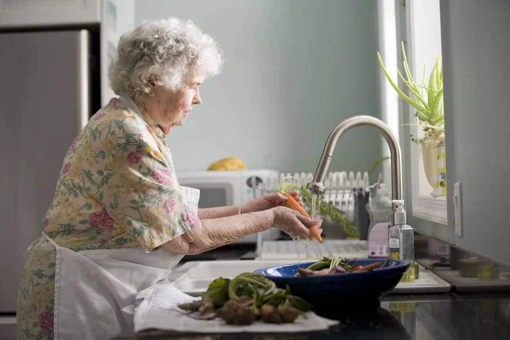 theo truyền thống phụ nữ làm công việc nội trợ