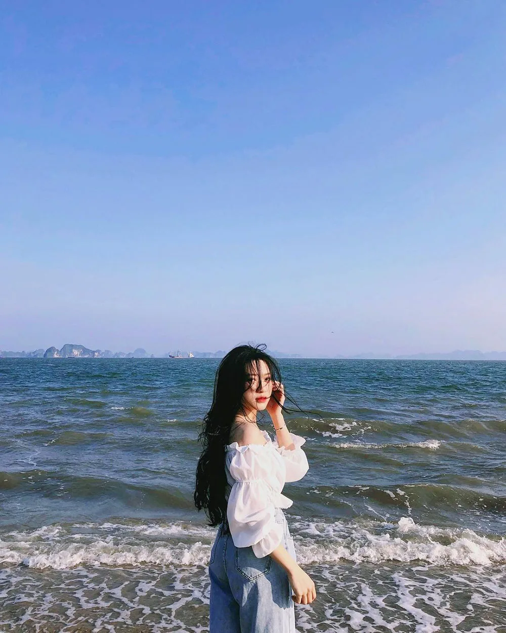 cô gái du lịch bãi cháy vịnh hạ long
