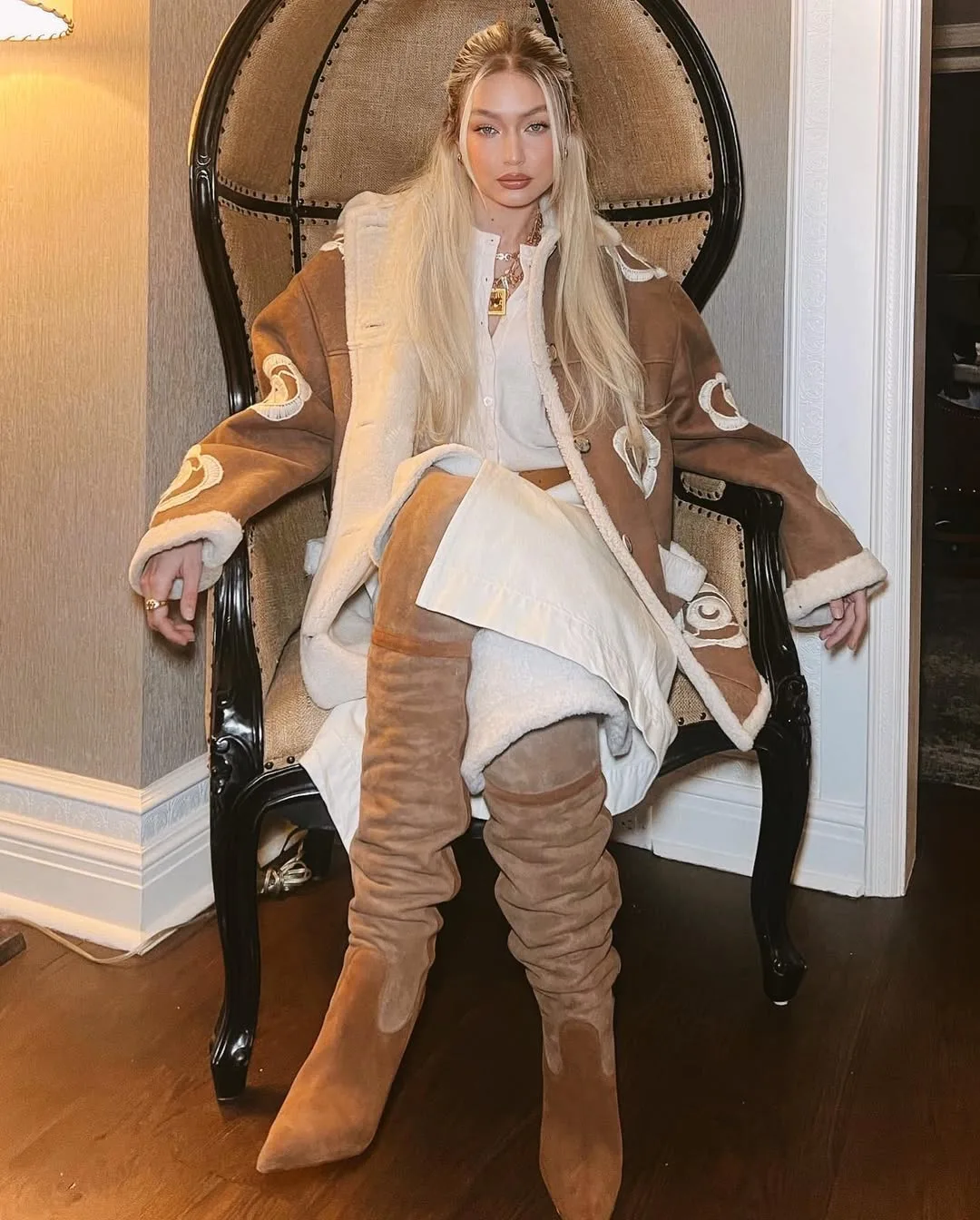 Gigi Hadid cùng chiếc áo khoác ngoài mang tinh thế overfit với phần vai rộng để định hình cấu trúc cho trang phục.