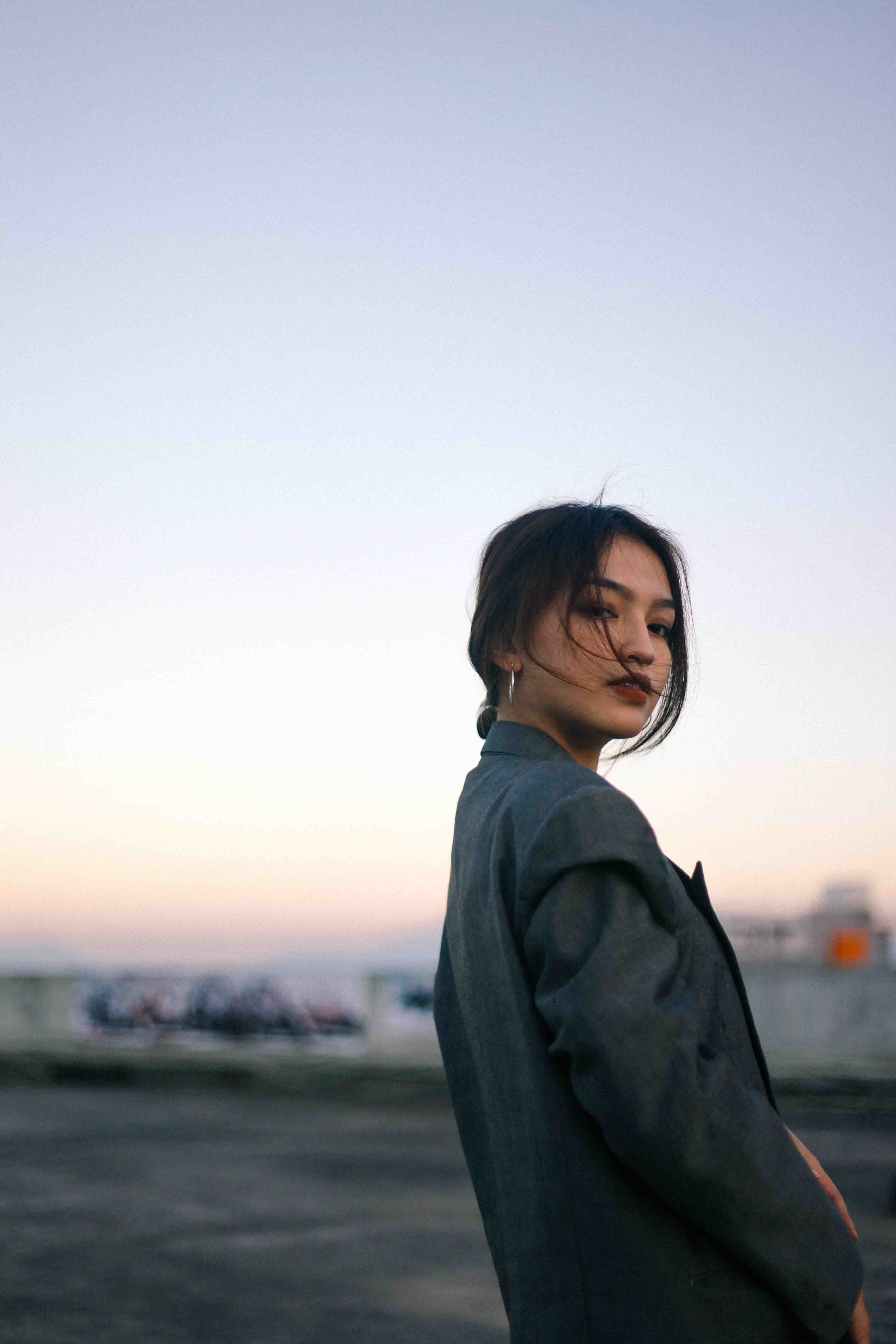 cô gái nhìn về bản thân