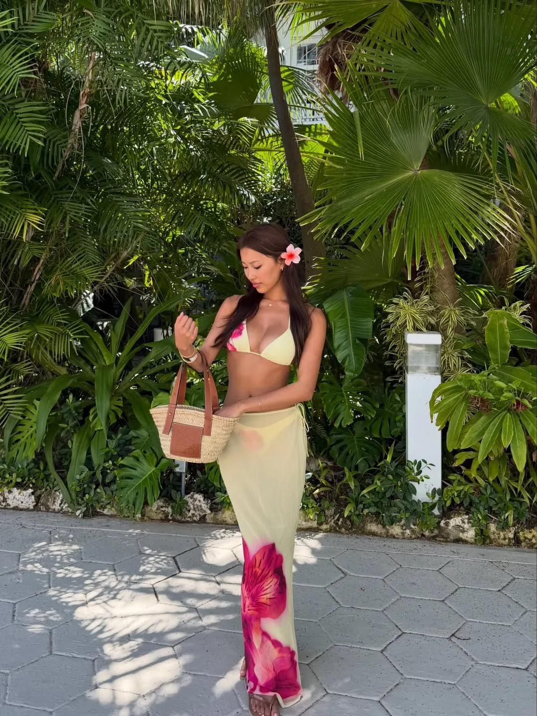 Biến tấu khăn lụa khổ lớn thành chân váy "Sarong" phóng khoáng cho buổi chiều dạo biển.