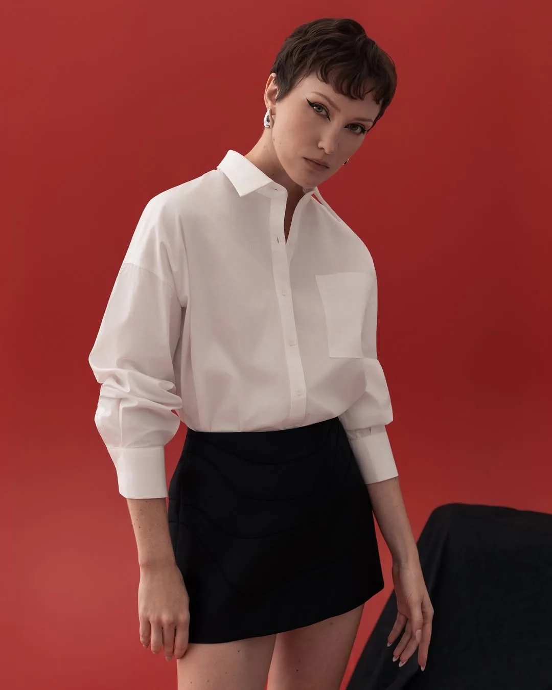 sơ mi oversized diện chân váy đen 