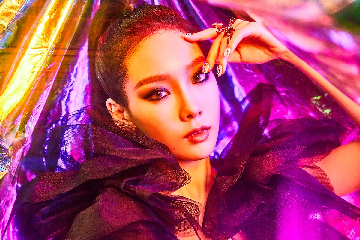 Ca sĩ Taeyeon trang điểm đậm, buộc tóc cao trong MV I Got Love
