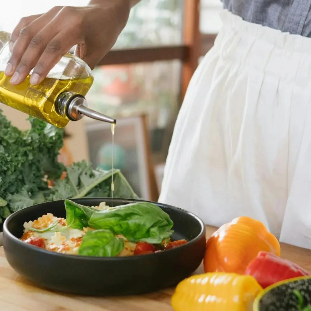 dầu hạt lanh rưới lên salad giúp tăng cường omega-3