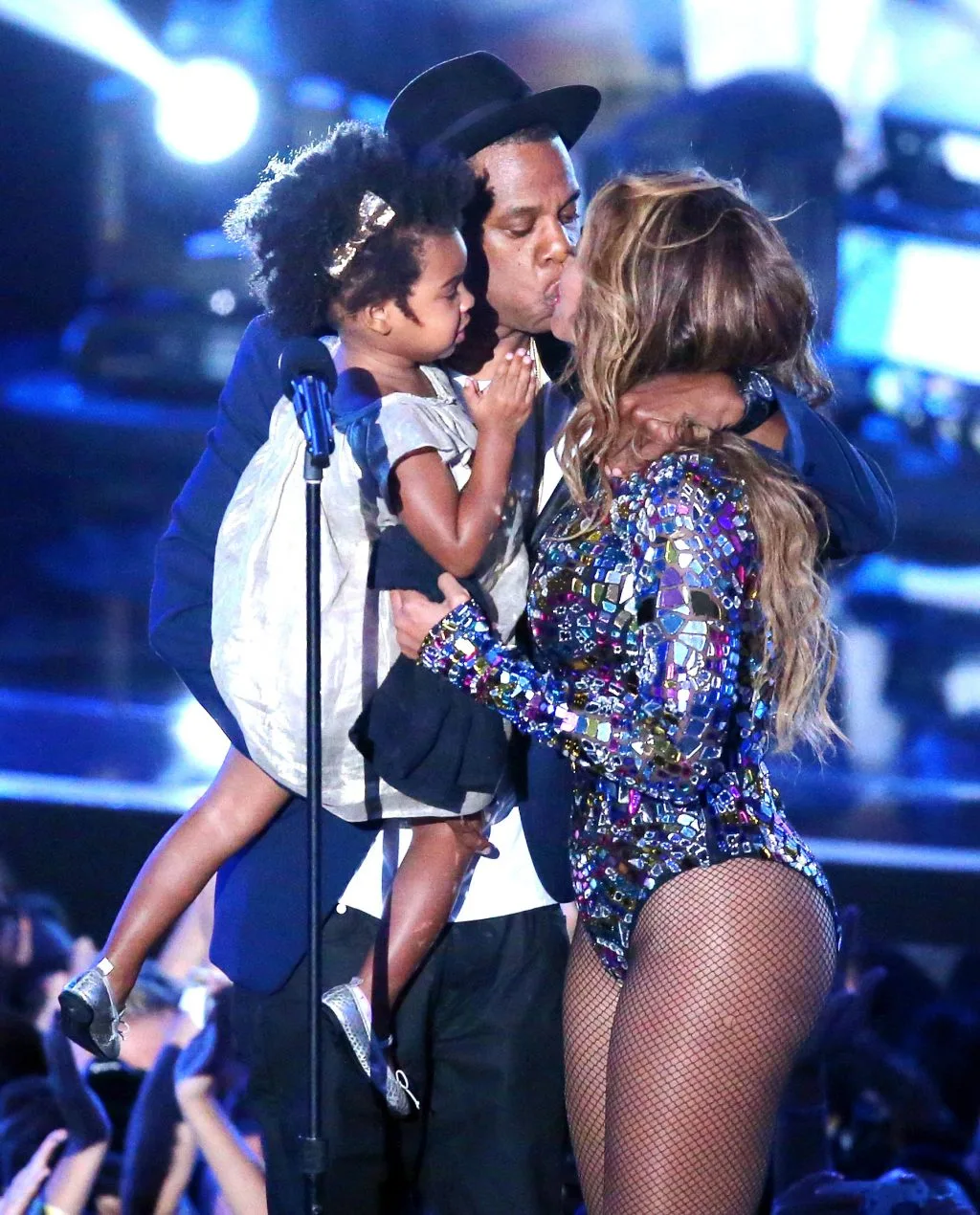 Beyonce và Jay Z hôn nhau say đắm trước sự chứng kiến của bé Blue Ivy tại đêm trao giải MTV Video Music Awards 2014