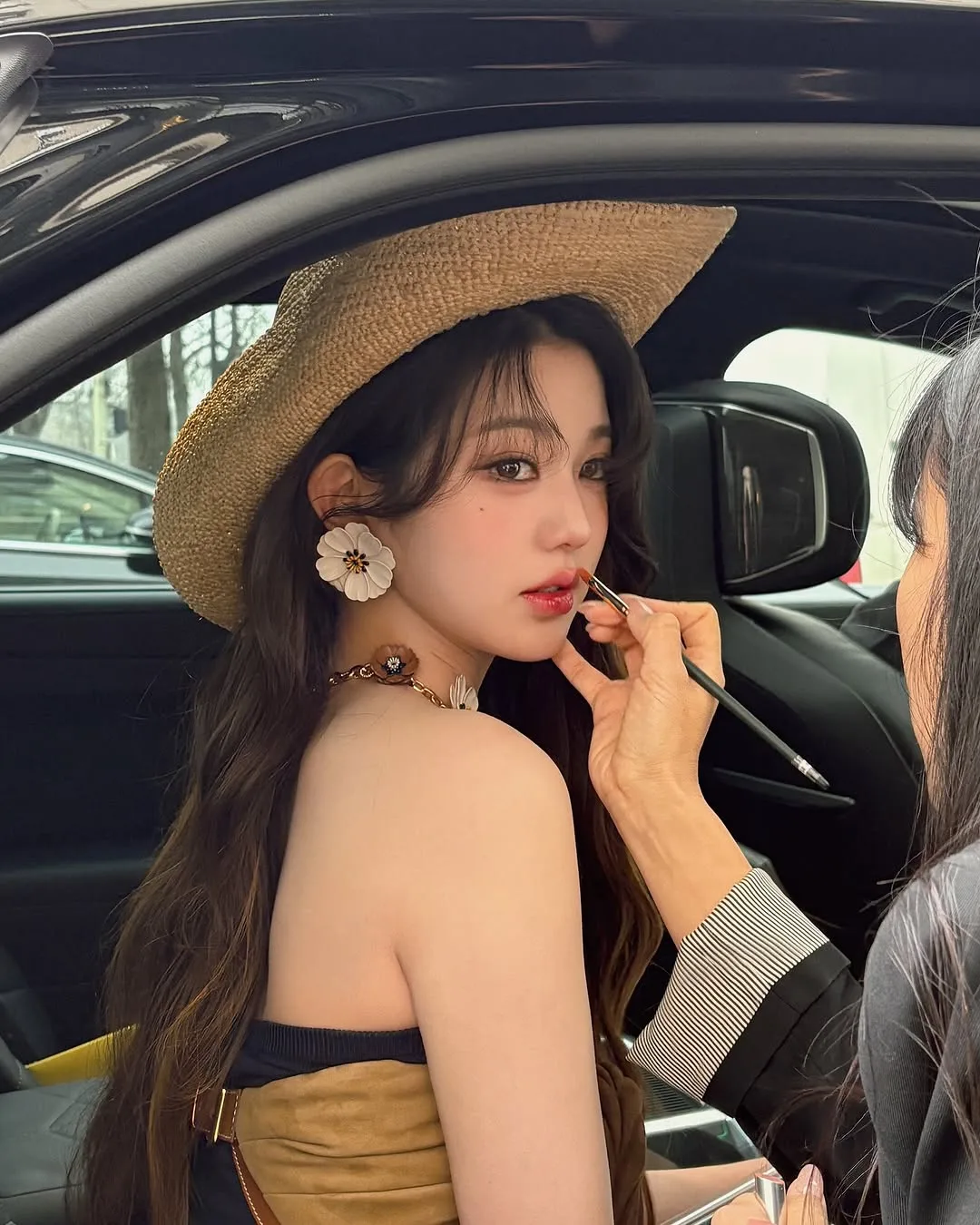 wonyoung mang nón cói