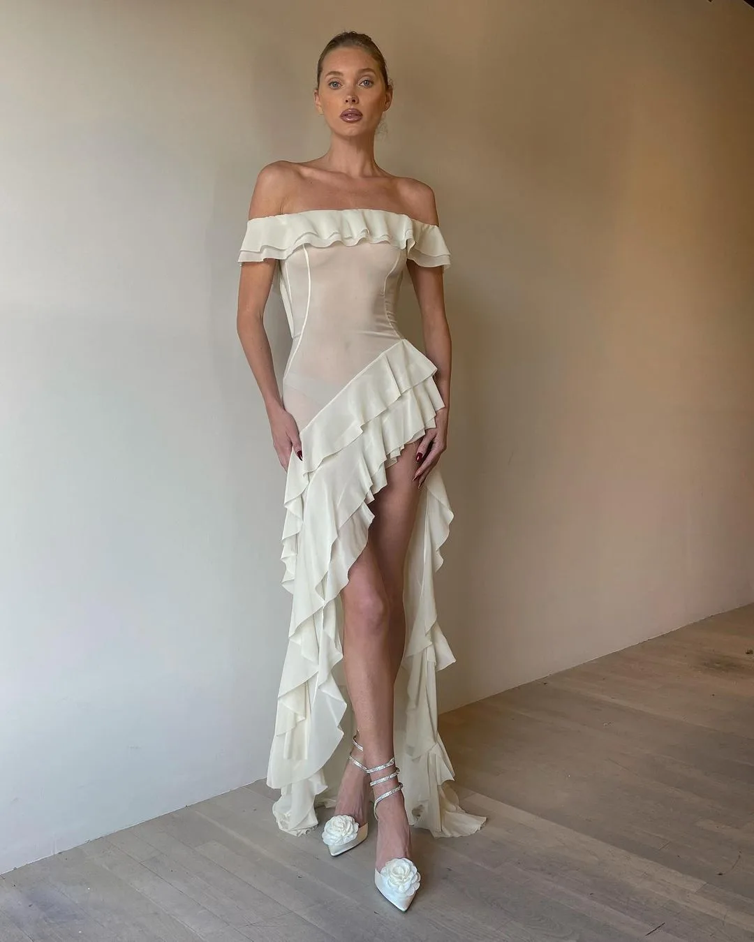 hoskelsa diện váy một mảnh