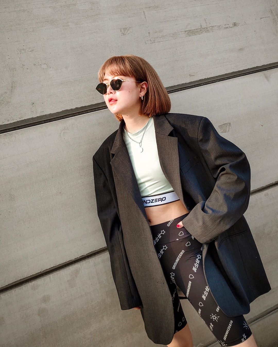 Phối đồ streetwear với blazer phom rộng và đồ thể thao