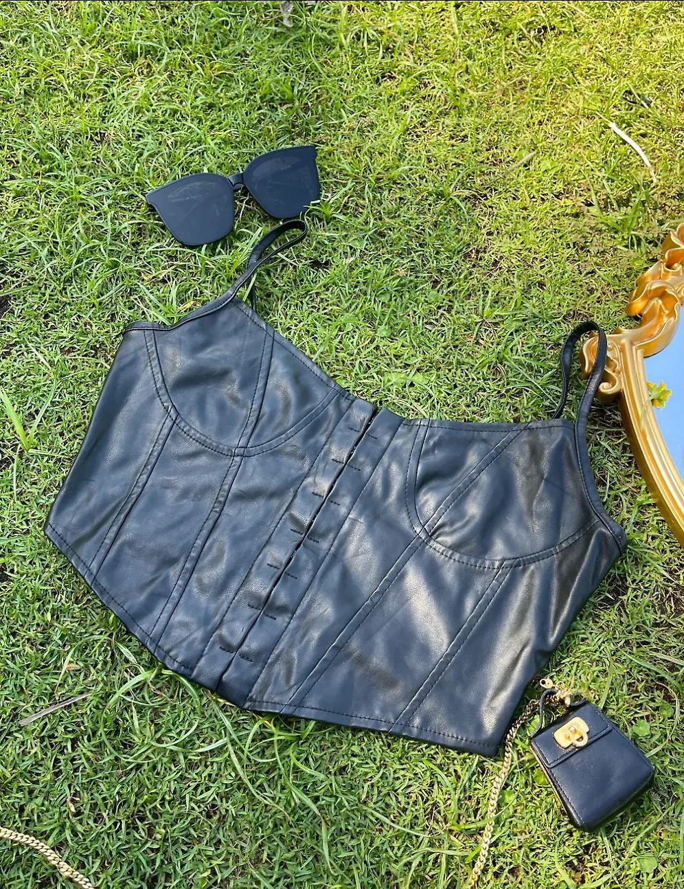 áo corset dáng ngắn chất liệu da background cỏ xanh 