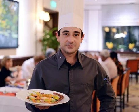 Đầu bếp Olivier Genique của Le Bleu sẽ mang đến những món ăn Pháp đúng vị.