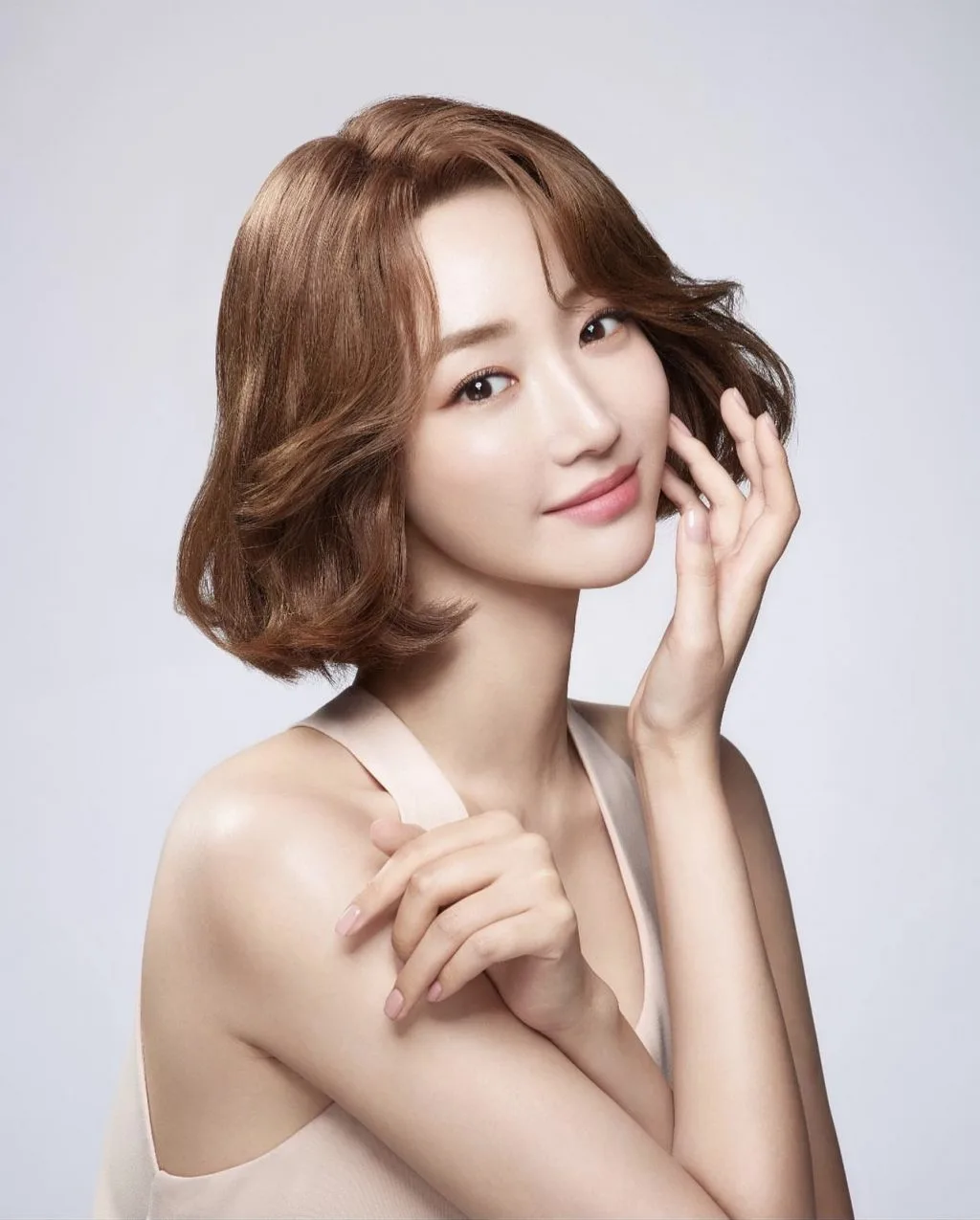 Go Joon-hee xuất hiện với tóc Bob uốn cụp. Go Joon-hee xuất hiện với tóc Bob uốn cụp và khuôn mặt dài