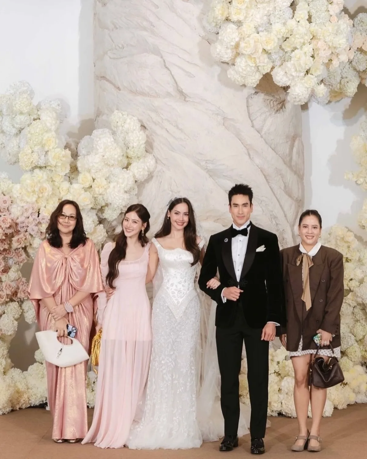 Baifern Pimchanok tại đám cưới Yaya Sperbund. (Ảnh: @baifernbah)