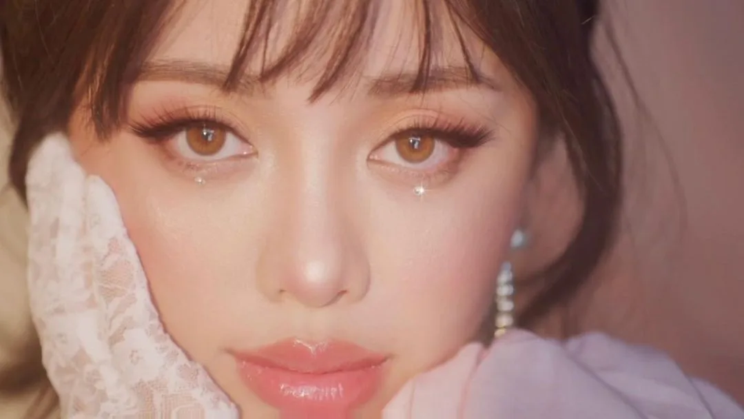 Michelle Phan làm đẹp bằng đá trang sức Michelle Phan làm đẹp bằng đá trang sức
