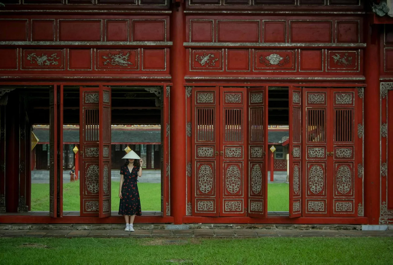 phụ nữ du lịch huế việt nam