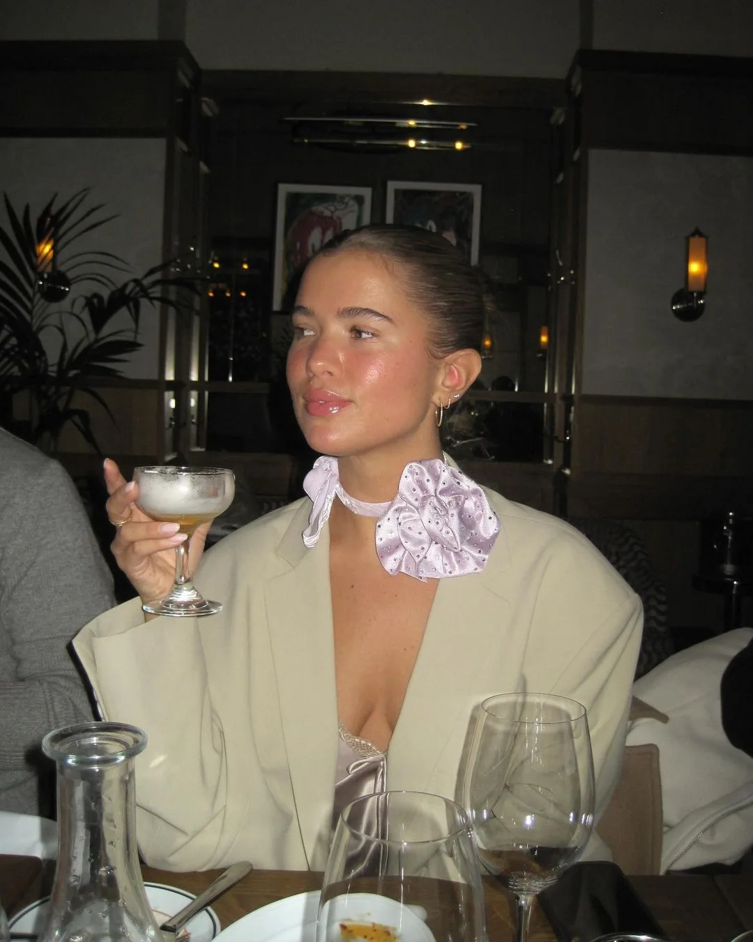@matildadjerf diện choker hoa nổi vòng cổ
