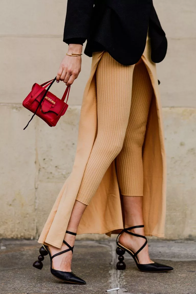 Street style với Túi micro bag màu đỏ
