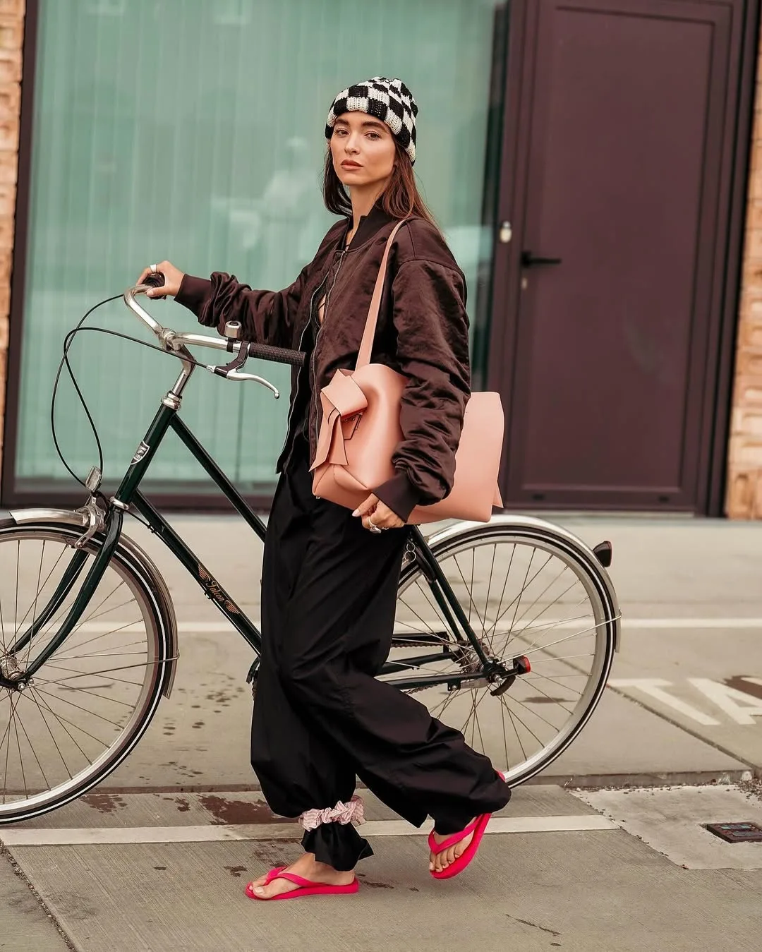 dép xỏ ngón bản to "effortless-chic"