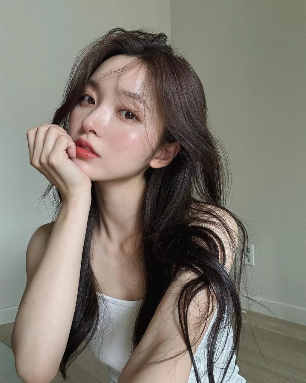 Cô gái ngồi chống tay-độ pH
