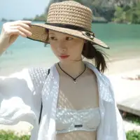 cô gái trang điểm nhẹ nhàng, đội nón rộng vành