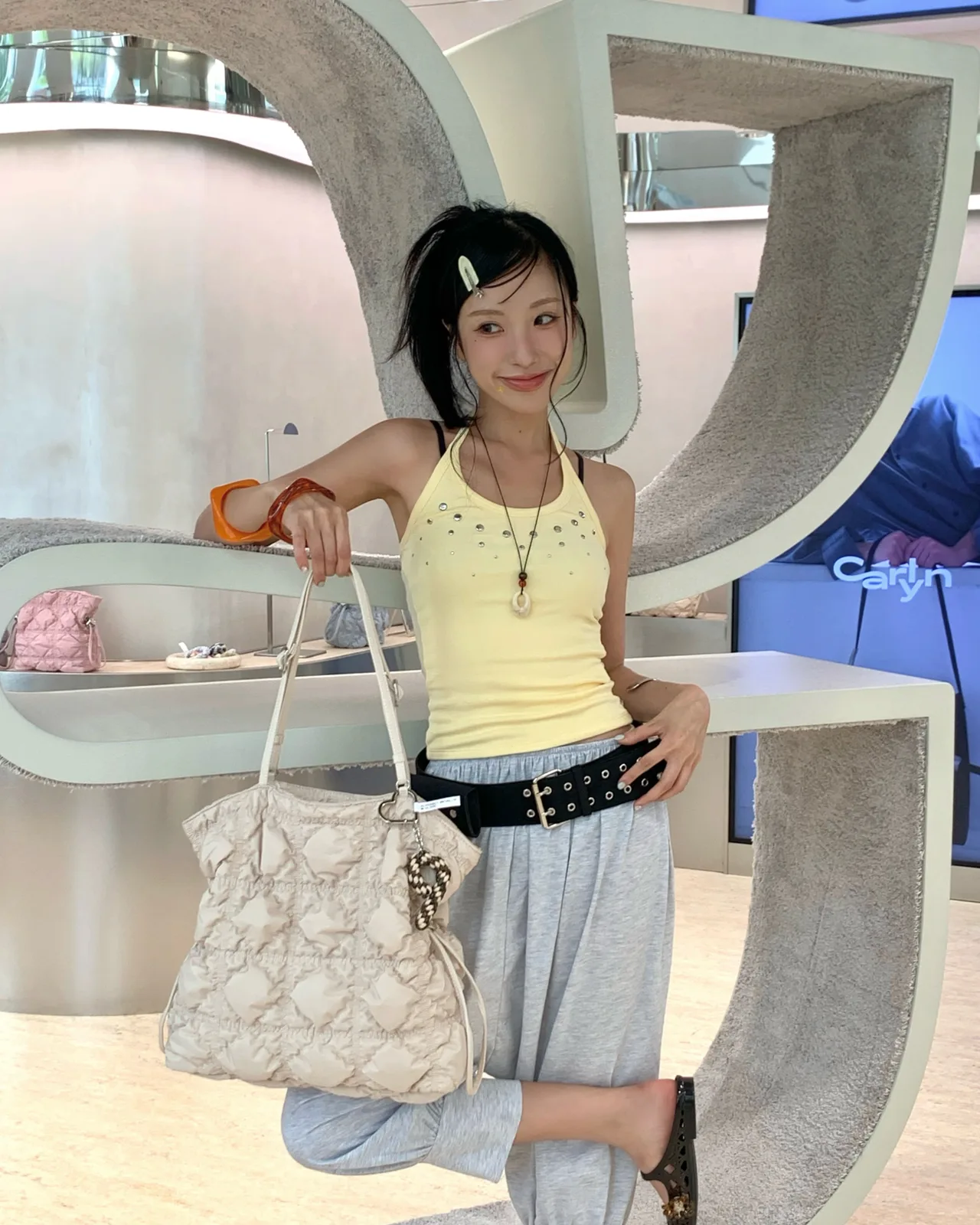 Layout tóc mái chéo cá tính được cố định gọn gàng bằng những chiếc kẹp mỏ vịt mang tông màu nổi bật.
