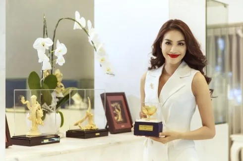 Hoa Sen Vàng đã đồng hành cùng Hoa Hậu Phạm Hương tại Miss Universe 2015