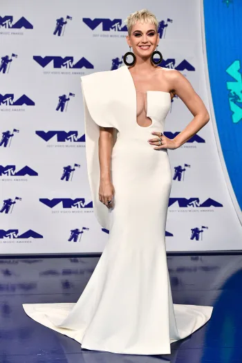 Host Katy Perry lộng lẫy với váy trắng cut-out quyến rũ