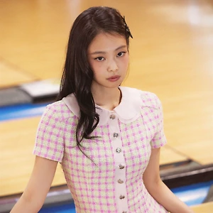 Trang phục jennie trong MV Love Hangover