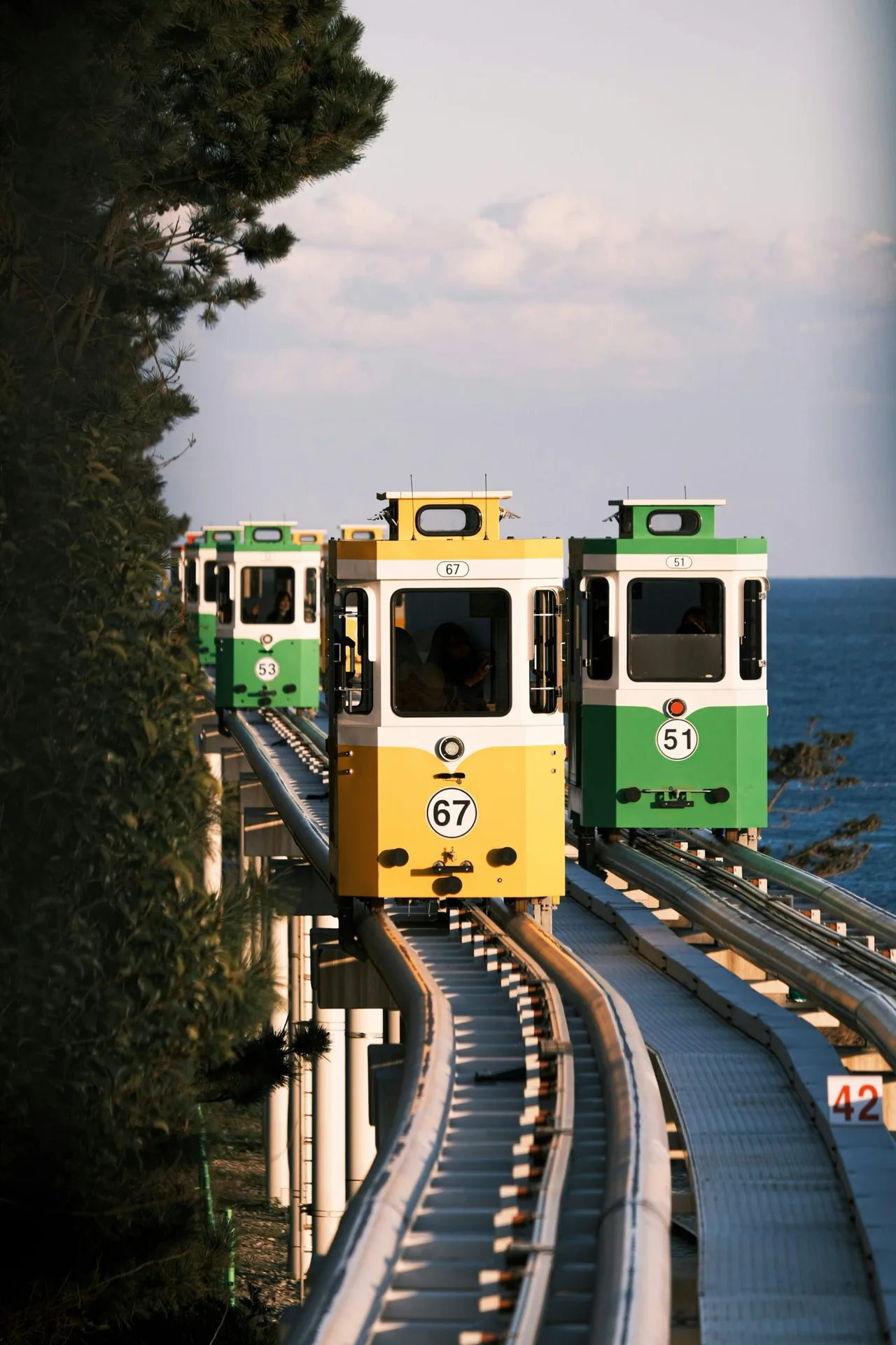 Tàu lửa ven biển Haeundae ở Busan.
