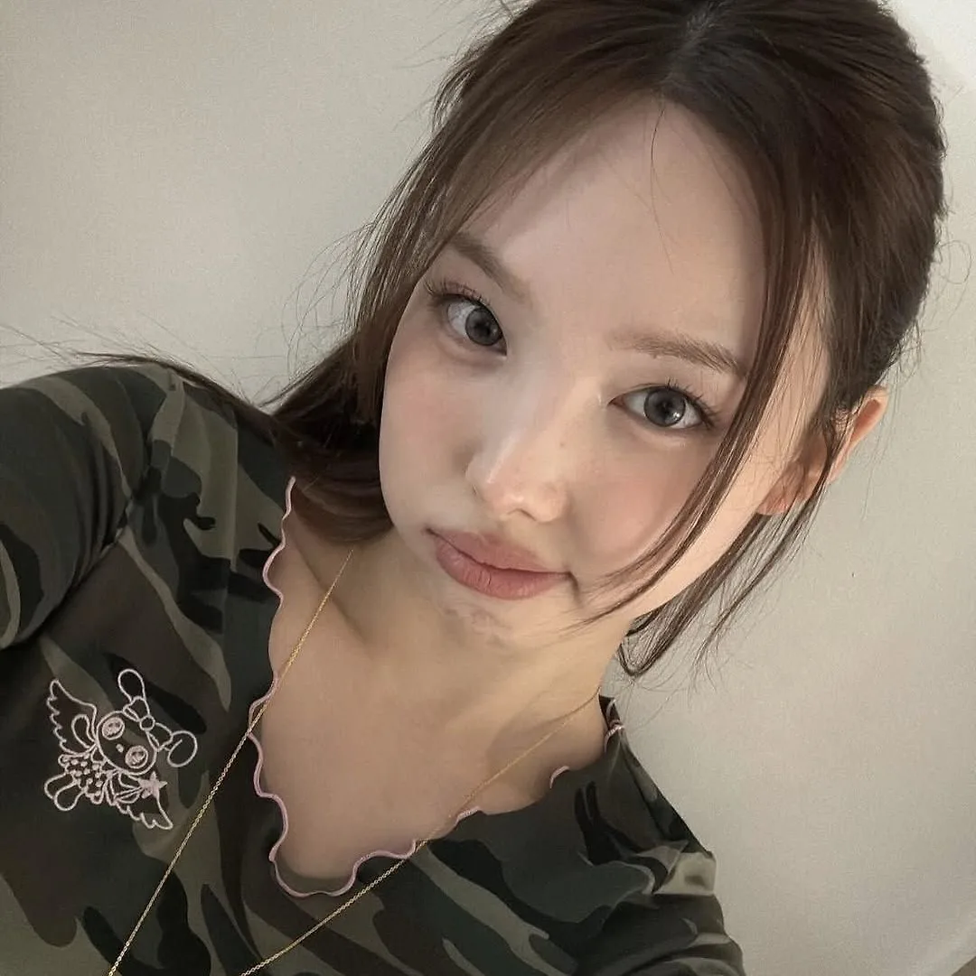 Nayeon với phong cách trang điểm nhẹ nhàng, nổi bật với son môi màu nâu đất thời thượng.