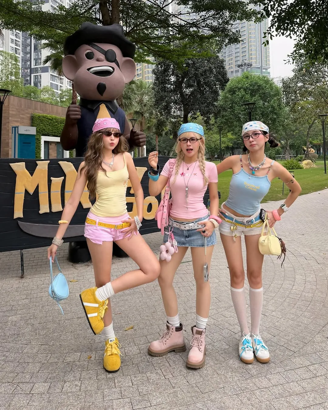 Sợi dây liên kết set đồng phục nằm ở chất liệu dệt kim mỏng nhẹ và lụa đũi thượng hạng mang tông pastel dịu mát.