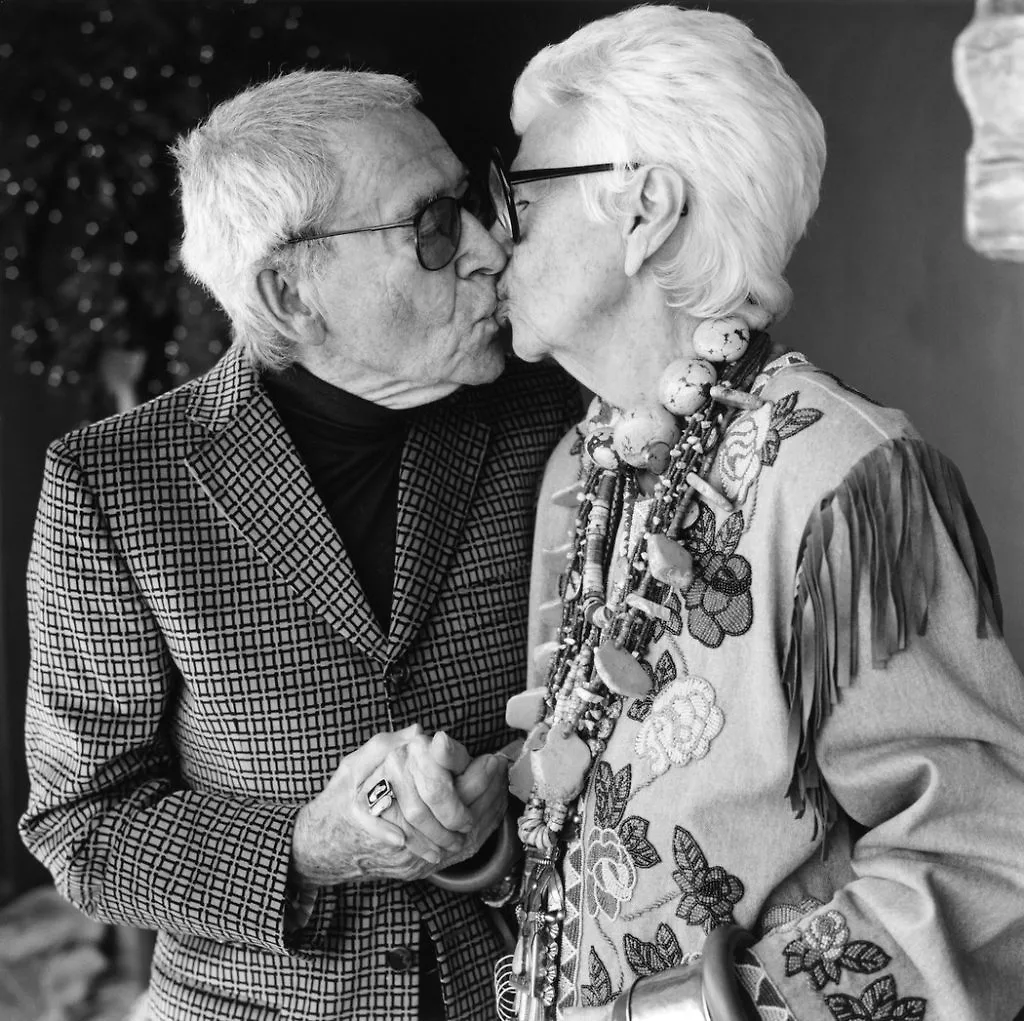 Cảm hứng từ câu chuyện cuộc đời và mối tình 70 năm của Iris Apfel Cảm hứng từ câu chuyện cuộc đời và mối tình 70 năm của Iris Apfel